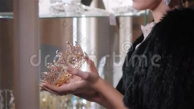 女人在婚礼精品店选择新娘饰品，戴着钻石皇冠